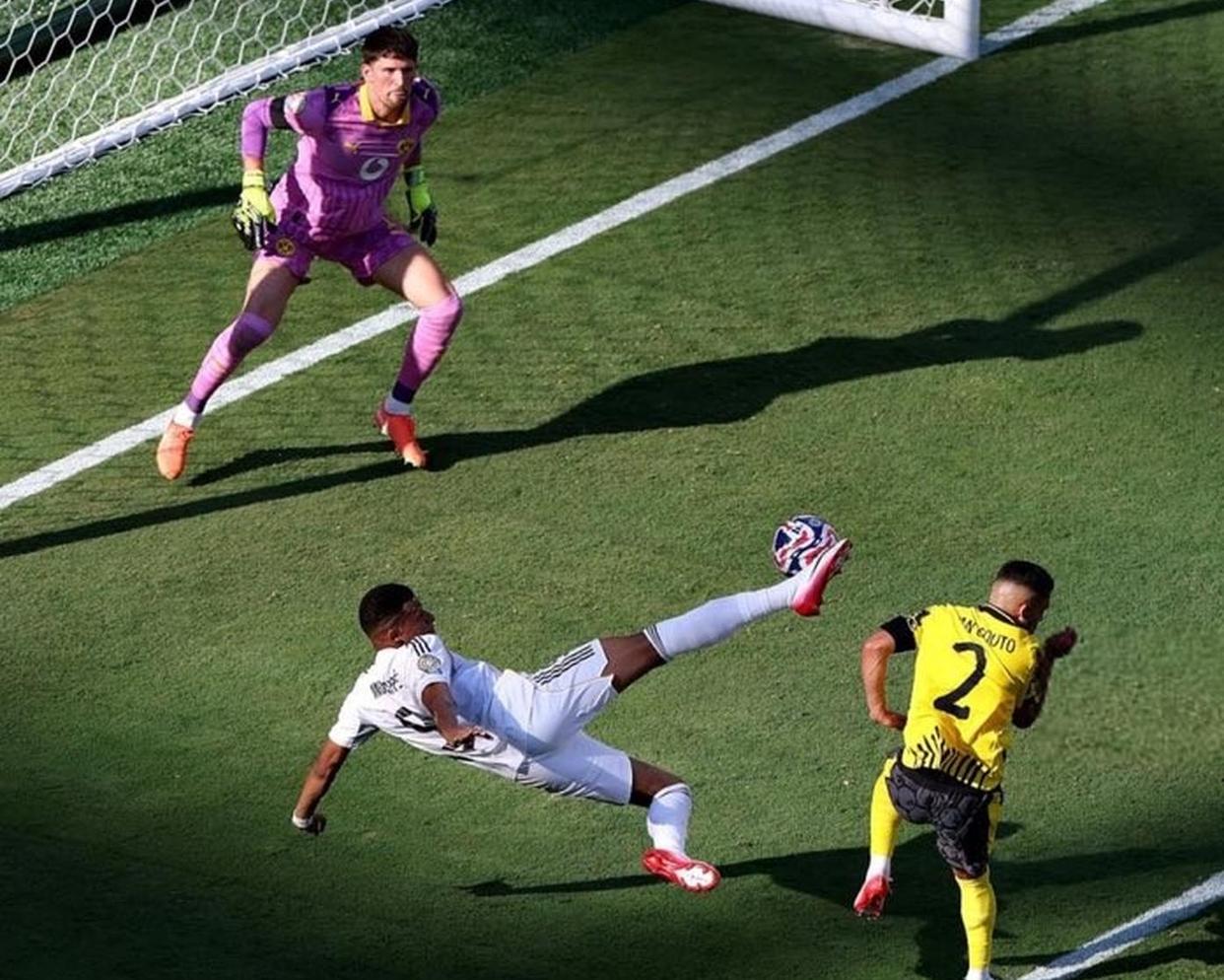 乌拉圭轻取哥伦比亚，本泽马统治全场